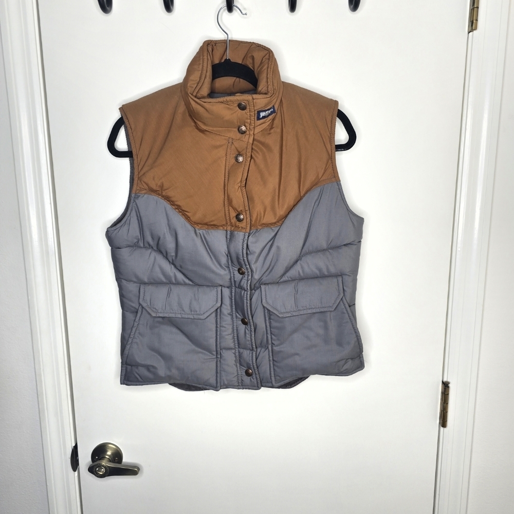 Vintage 90's Jansport Women's Gray and Tan Puffer Vest Medium
